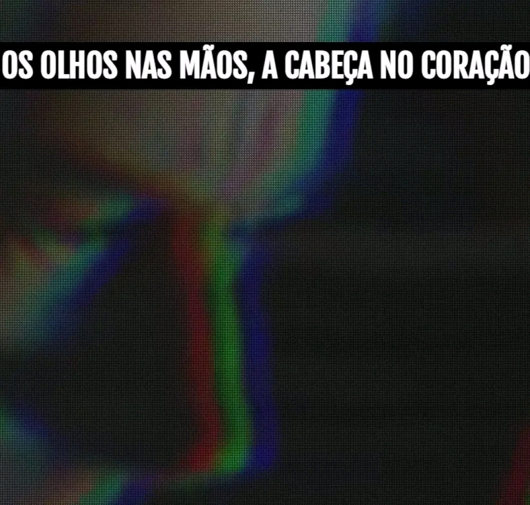 Os olhos nas mãos, a cabeça no coração